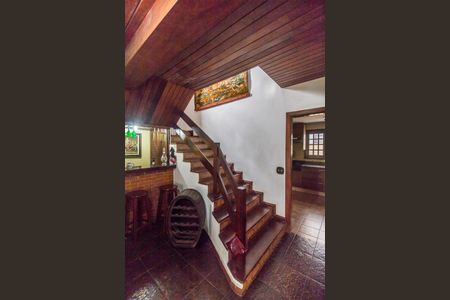 Casa de condomínio à venda com 220m², 3 quartos e 3 vagas Casa de condomínio à venda com 220m², 3 quartos e 3 vagasEscada