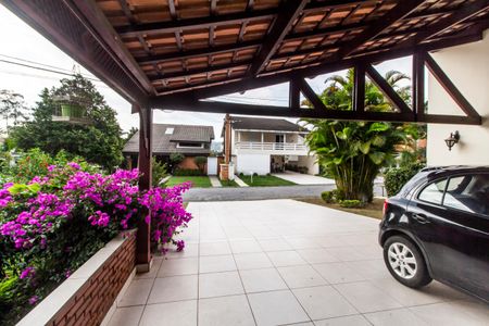Casa de condomínio à venda com 220m², 3 quartos e 3 vagas Casa de condomínio à venda com 220m², 3 quartos e 3 vagasÁrea comum