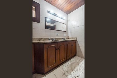 Casa de condomínio à venda com 220m², 3 quartos e 3 vagas Casa de condomínio à venda com 220m², 3 quartos e 3 vagasBanheiro da Suíte 1