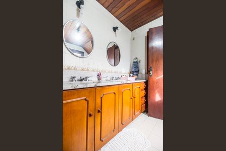 Casa de condomínio à venda com 220m², 3 quartos e 3 vagas Casa de condomínio à venda com 220m², 3 quartos e 3 vagasBanheiro Social