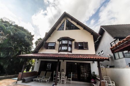 Casa de condomínio à venda com 220m², 3 quartos e 3 vagas Casa de condomínio à venda com 220m², 3 quartos e 3 vagasFachada