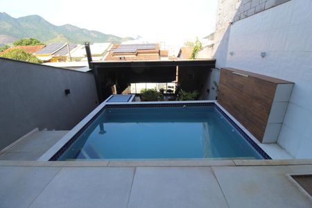 Casa de condomínio à venda com 219m², 3 quartos e 1 vagaPiscina