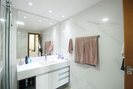 Casa de condomínio à venda com 219m², 3 quartos e 1 vagaBanheiro da suíte