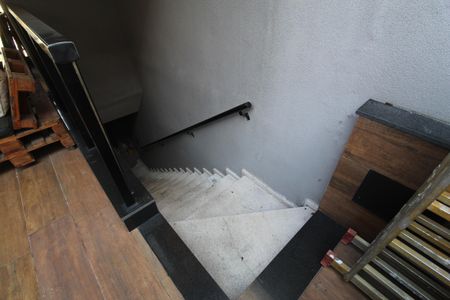 Casa de condomínio à venda com 219m², 3 quartos e 1 vagaEscada para garagem