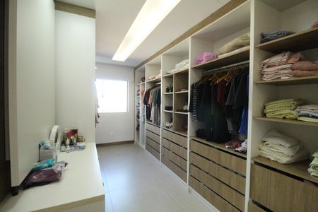Casa de condomínio à venda com 219m², 3 quartos e 1 vagaSuíte - Closet