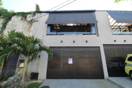 Casa de condomínio à venda com 219m², 3 quartos e 1 vagaFachada