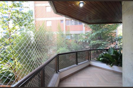 Apartamento à venda com 245m², 3 quartos e 4 vagas Apartamento à venda com 245m², 3 quartos e 4 vagasVaranda