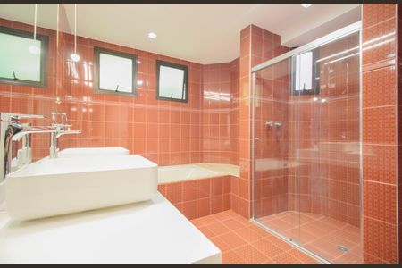 Apartamento à venda com 245m², 3 quartos e 4 vagas Apartamento à venda com 245m², 3 quartos e 4 vagasBanheiro da Suíte