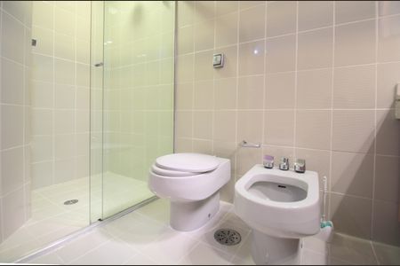 Apartamento à venda com 245m², 3 quartos e 4 vagas Apartamento à venda com 245m², 3 quartos e 4 vagasBanheiro 2