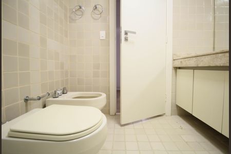 Apartamento à venda com 245m², 3 quartos e 4 vagas Apartamento à venda com 245m², 3 quartos e 4 vagasBanheiro 1