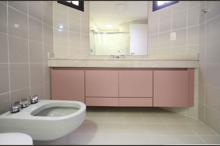 Apartamento à venda com 245m², 3 quartos e 4 vagas Apartamento à venda com 245m², 3 quartos e 4 vagasBanheiro 2