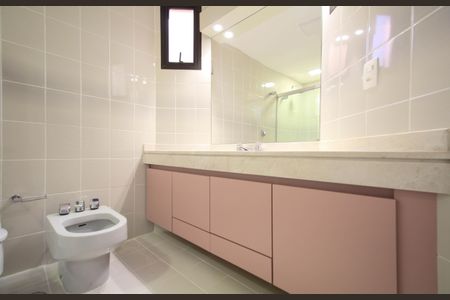 Apartamento à venda com 245m², 3 quartos e 4 vagas Apartamento à venda com 245m², 3 quartos e 4 vagasBanheiro 2