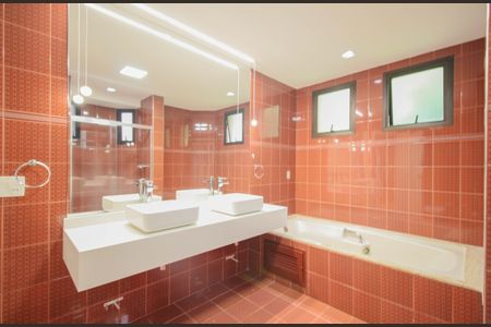 Apartamento à venda com 245m², 3 quartos e 4 vagas Apartamento à venda com 245m², 3 quartos e 4 vagasBanheiro da Suíte