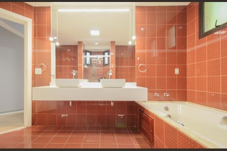 Apartamento à venda com 245m², 3 quartos e 4 vagas Apartamento à venda com 245m², 3 quartos e 4 vagasBanheiro da Suíte