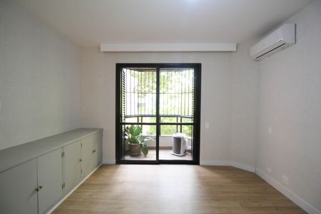 Apartamento à venda com 245m², 3 quartos e 4 vagas Apartamento à venda com 245m², 3 quartos e 4 vagasSuíte