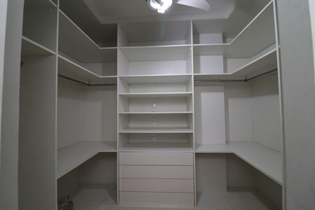Casa à venda com 350m², 4 quartos e 3 vagasCloset da suíte