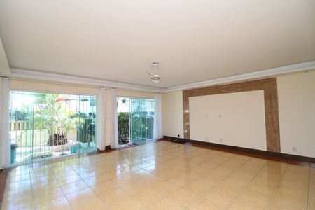 Casa à venda com 350m², 4 quartos e 3 vagasSala