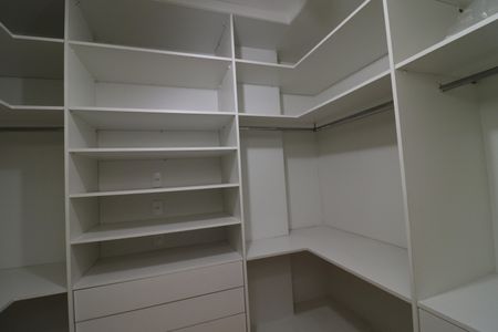 Casa à venda com 350m², 4 quartos e 3 vagasCloset da suíte