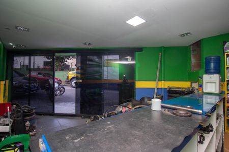 Casa à venda com 265m², 4 quartos e 2 vagas Casa à venda com 265m², 4 quartos e 2 vagasSalão