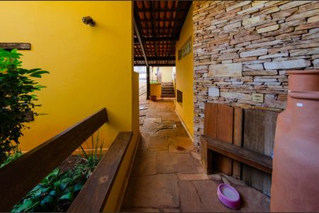 Casa à venda com 463m², 4 quartos e 2 vagasEntrada