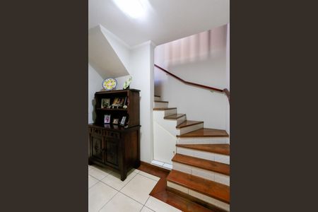 Casa à venda com 170m², 3 quartos e 3 vagasEscada