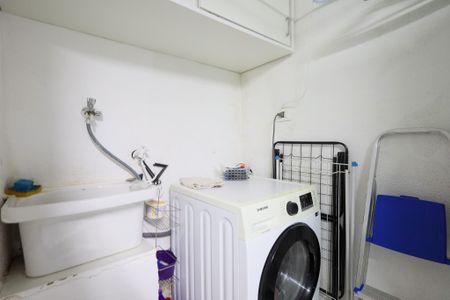 Casa à venda com 300m², 2 quartos e 2 vagas Casa à venda com 300m², 2 quartos e 2 vagasÁrea de Serviço