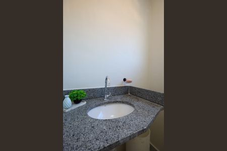 Casa à venda com 300m², 2 quartos e 2 vagas Casa à venda com 300m², 2 quartos e 2 vagasrooftop banheiro