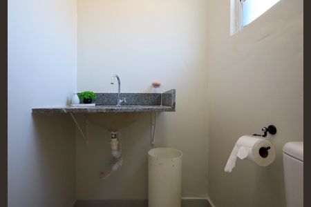 Casa à venda com 300m², 2 quartos e 2 vagas Casa à venda com 300m², 2 quartos e 2 vagasrooftop banheiro