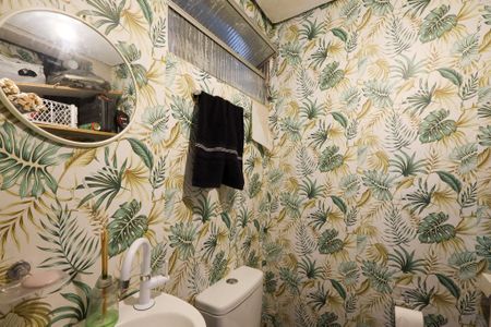 Casa à venda com 300m², 2 quartos e 2 vagas Casa à venda com 300m², 2 quartos e 2 vagasBanheiro de serviço