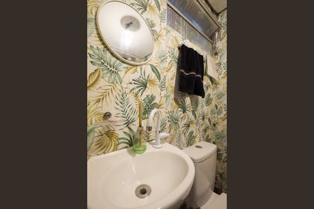 Casa à venda com 300m², 2 quartos e 2 vagas Casa à venda com 300m², 2 quartos e 2 vagasBanheiro de serviço