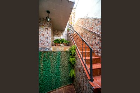 Casa à venda com 120m², 2 quartos e 1 vaga Casa à venda com 120m², 2 quartos e 1 vagaEscada de entrada