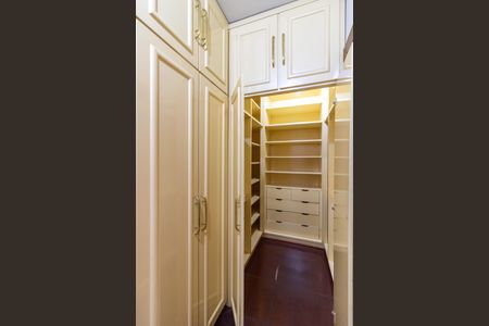 Apartamento à venda com 186m², 4 quartos e 2 vagas Apartamento à venda com 186m², 4 quartos e 2 vagasCloset do Quarto 1