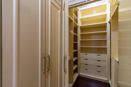 Apartamento à venda com 186m², 4 quartos e 2 vagas Apartamento à venda com 186m², 4 quartos e 2 vagasCloset do Quarto 1