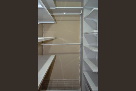 Casa de condomínio à venda com 365m², 3 quartos e 4 vagas Casa de condomínio à venda com 365m², 3 quartos e 4 vagasCloset - Quarto 1