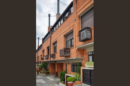 Casa de condomínio à venda com 365m², 3 quartos e 4 vagas Casa de condomínio à venda com 365m², 3 quartos e 4 vagasFachada