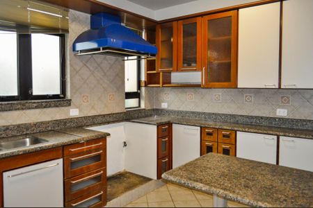 Casa de condomínio à venda com 365m², 3 quartos e 4 vagas Casa de condomínio à venda com 365m², 3 quartos e 4 vagasCozinha