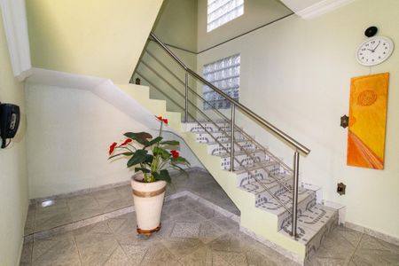 Casa de condomínio à venda com 208m², 4 quartos e 2 vagas Casa de condomínio à venda com 208m², 4 quartos e 2 vagasEscada