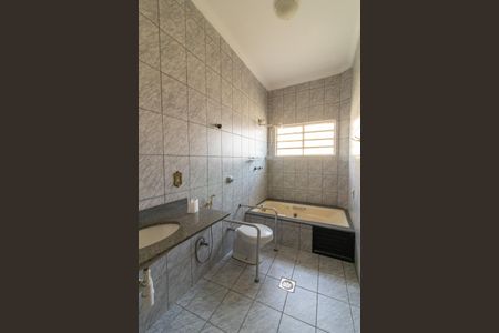 Casa de condomínio à venda com 208m², 4 quartos e 2 vagas Casa de condomínio à venda com 208m², 4 quartos e 2 vagasBanheiro do Quarto 1