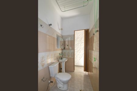 Casa de condomínio à venda com 208m², 4 quartos e 2 vagas Casa de condomínio à venda com 208m², 4 quartos e 2 vagasBanheiro de Serviço