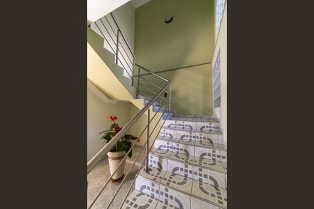 Casa de condomínio à venda com 208m², 4 quartos e 2 vagas Casa de condomínio à venda com 208m², 4 quartos e 2 vagasEscada