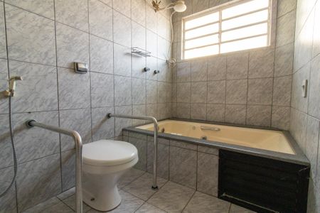 Casa de condomínio à venda com 208m², 4 quartos e 2 vagas Casa de condomínio à venda com 208m², 4 quartos e 2 vagasBanheiro do Quarto 1