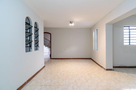 Casa à venda com 370m², 4 quartos e 8 vagas Casa à venda com 370m², 4 quartos e 8 vagasSala