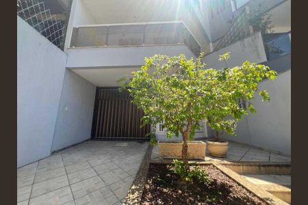 Casa à venda com 217m², 3 quartos e 4 vagas