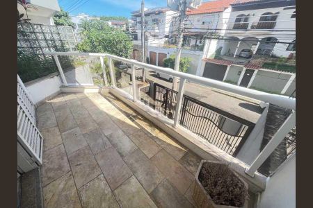 Casa à venda com 217m², 3 quartos e 4 vagas