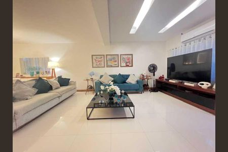 Casa à venda com 332m², 4 quartos e 4 vagas