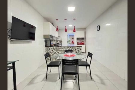 Casa à venda com 332m², 4 quartos e 4 vagas