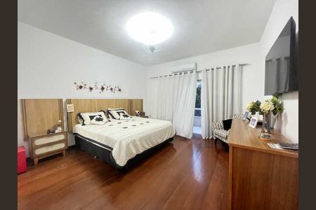 Casa à venda com 332m², 4 quartos e 4 vagas