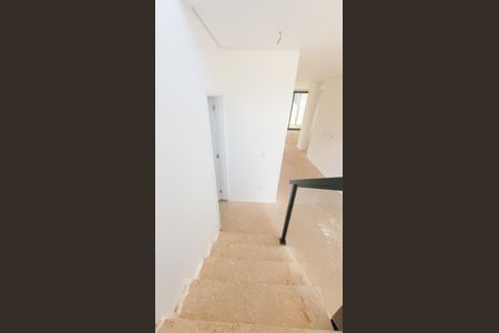 Casa de condomínio à venda com 220m², 3 quartos e 2 vagasEscada