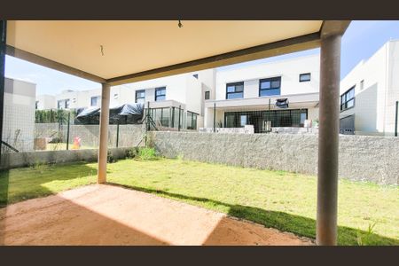 Casa de condomínio à venda com 220m², 3 quartos e 2 vagasQuintal