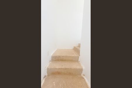 Casa de condomínio à venda com 220m², 3 quartos e 2 vagasEscada